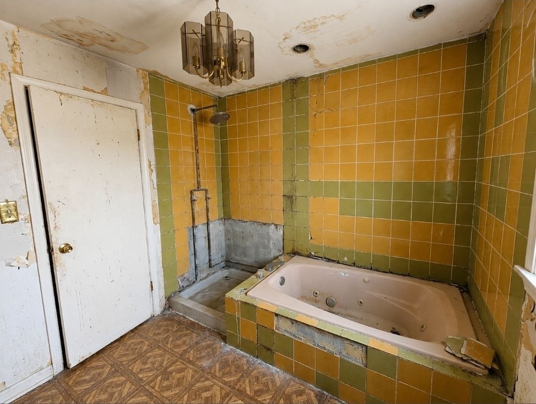 Bathroom before — J&R Enterprise renovation